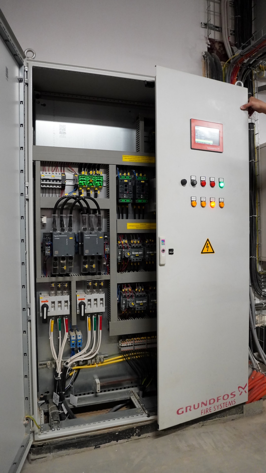 Шкаф управления насосной станцией пожаротушения Grundfos Hydro MX Шкаф управления насосной станцией пожаротушения Grundfos Hydro MX