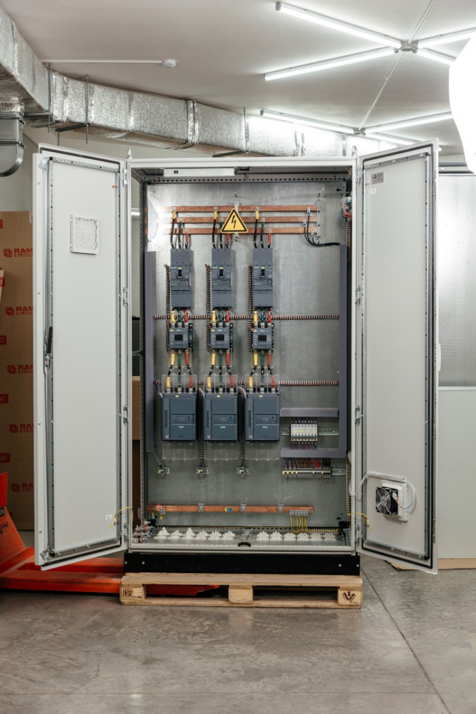 Силовая панель управления насосами с плавным пуском