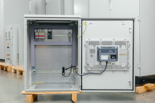 Внутренняя часть пульта с защитой и блоком питания