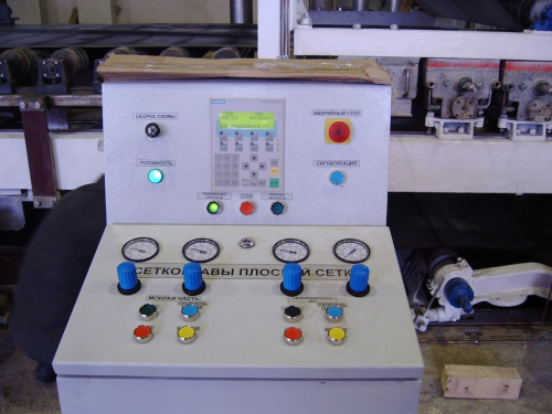 Напольный пульт с манометром и панелью управления бумагоделательной машины