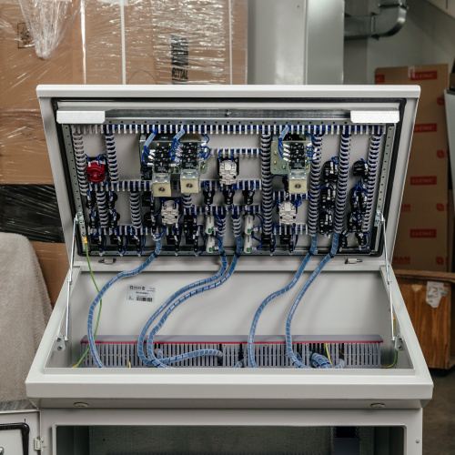 Внутренняя часть пульта кабельной разводкой кнопок и индикаторов