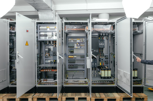 Шкаф управления бесцентро-токарного станка с открытой дверью