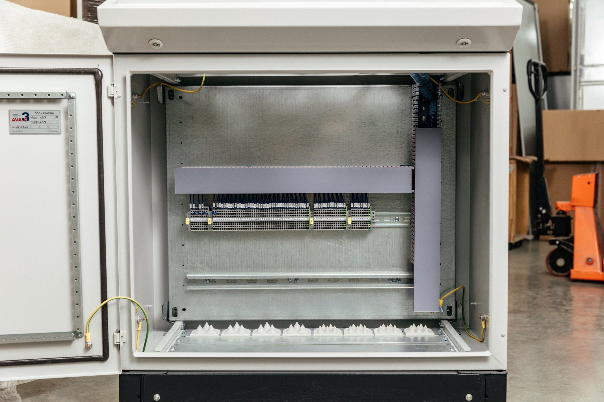 Внутренняя часть пульта с клеммами подключения