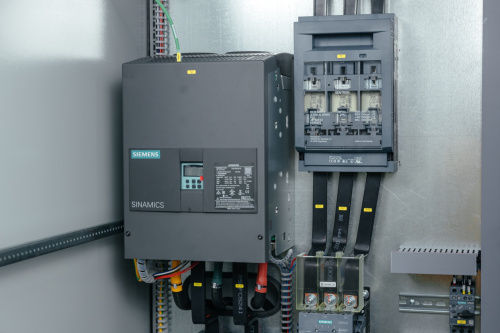 Преобразователь постоянного тока привода шпинделя с защитой на предохранителях